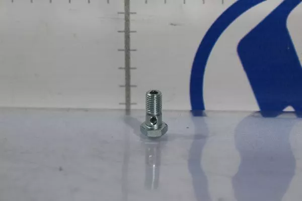 Болт штуцерный D8, L18, (крупная резъба) HOWO