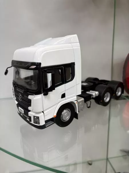 Моделька (Тягач, 6х4 1:25) SHAANXI, X3000