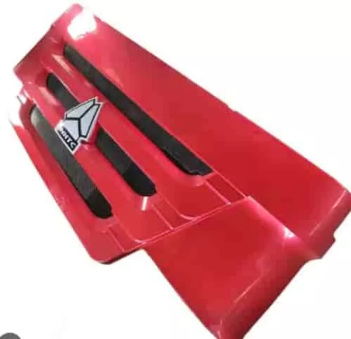 Капот (Красный, в сборе с обтекателями 2011г.) HOWO