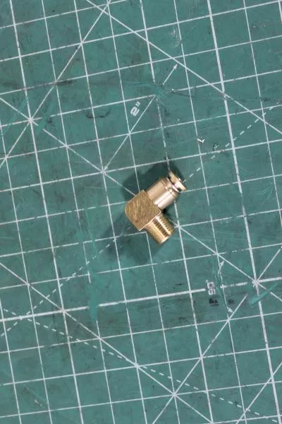 Штуцер угловой КПП D4 HOWO.