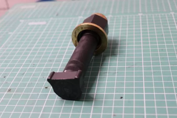 Шпилька колеса D22, L120, (Rear, с насечкой, с пылезащитным колпачком) QINYAN