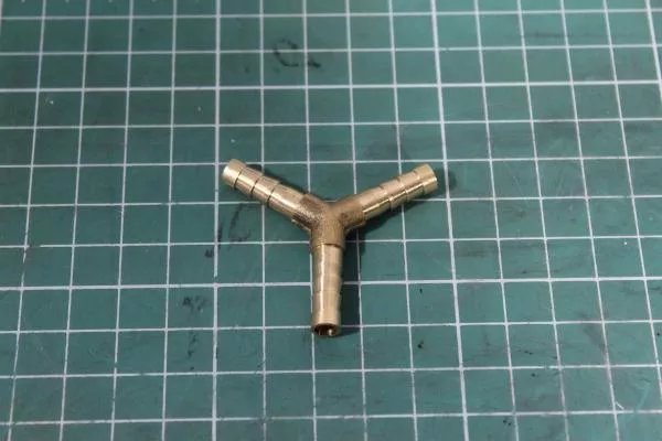 Соединение для шланга Y-образное латунь 06мм (тройник) КНР