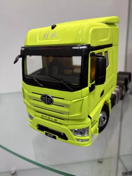 Моделька (Тягач, 6х4 1:24) FAW, J7