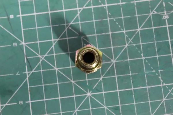 Штуцер соед.трубки подачи масла в турбину SITRAK, MC11.