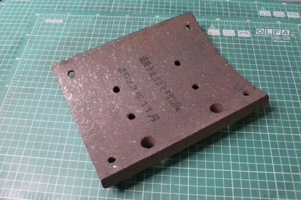 Накладка тормозная (Rear, 8 отверстий) QINYAN, F3000