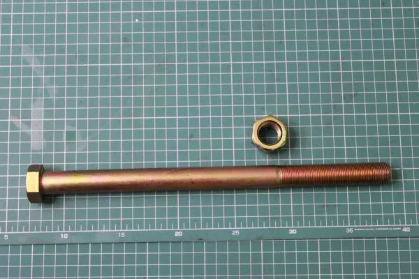 Болт реактивной тяги  D20, L300, (с гайкой) HOWO