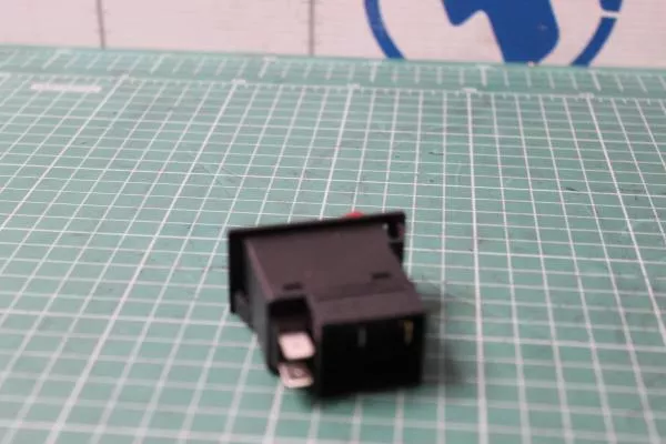 Клавиша аварийного сигнала HOWO