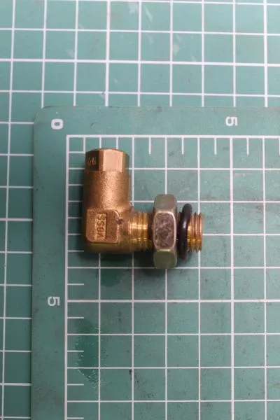 Штуцер воздушный трубок угловой (D12*1.5 под трубку d6) ..