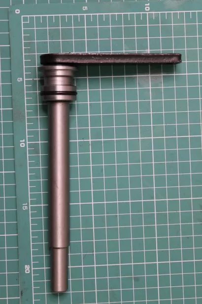 Рычаг включения межосевой блокировки (вал) HOWO для грузовиков *