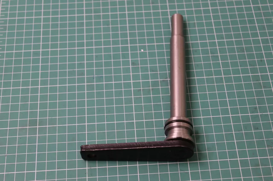 Рычаг включения межосевой блокировки (вал) HOWO для грузовиков *