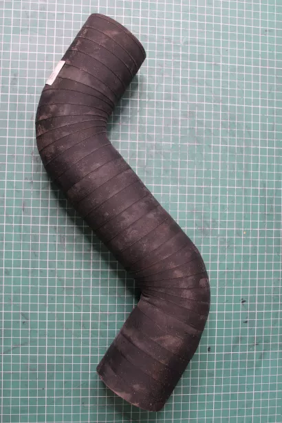 Патрубок радиатора D70, (Верхний, изогнутый) FAW для грузовиков *