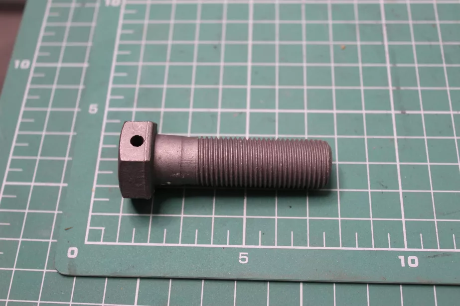 Болт балансира  D16, L55, (с отверстиями) HOWO для грузовиков *