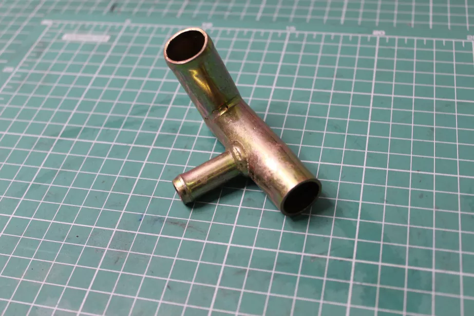 Штуцер соединения термостата и водяного насоса WD615 HOWO. для грузовиков *