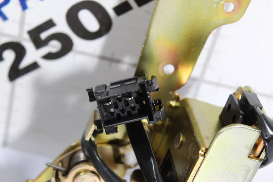 Замок двери (R, электрический,комплект с ручками) SHAANXI, X3000 для грузовиков *