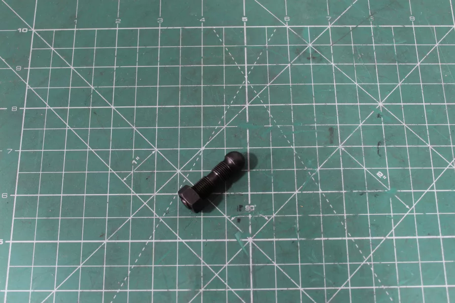 Болт  L40, (регулировочный коромысла) HOWO для грузовиков *