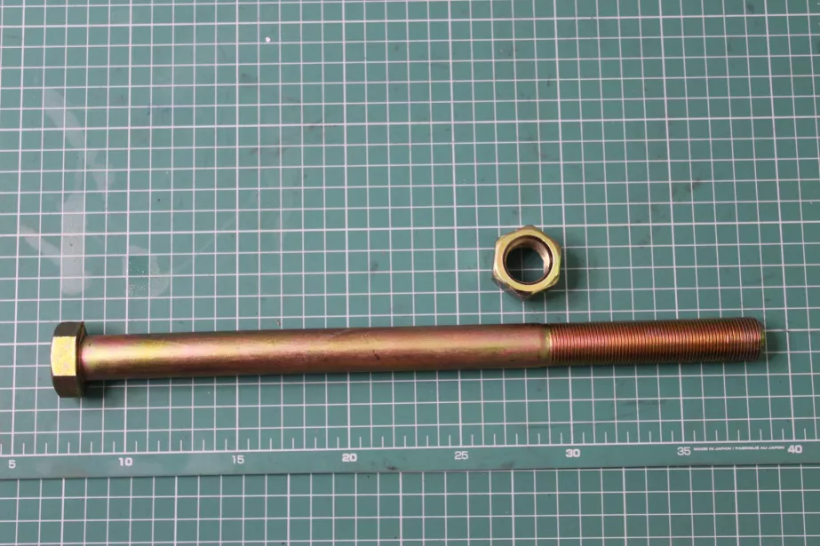 Болт реактивной тяги  D20, L300, (с гайкой) HOWO для грузовиков HOWO