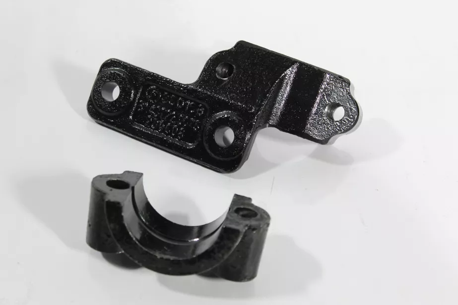 Кронштейн переднего стабилизатора к переднему мосту (L) SHAANXI, X3000, 6X6 для грузовиков *