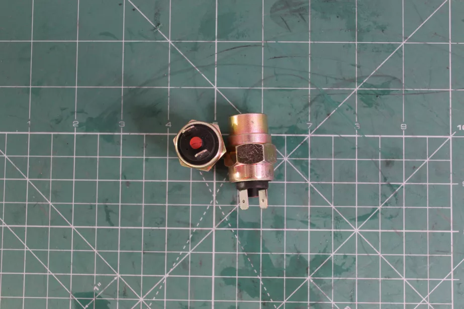 Датчик главнго тормозного крана (Красный) HOWO для грузовиков *