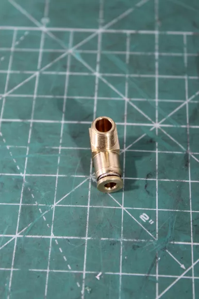 Штуцер угловой КПП D4 HOWO. для грузовиков *