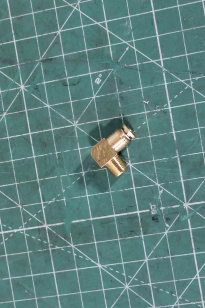 Штуцер угловой КПП D4 HOWO. для грузовиков *