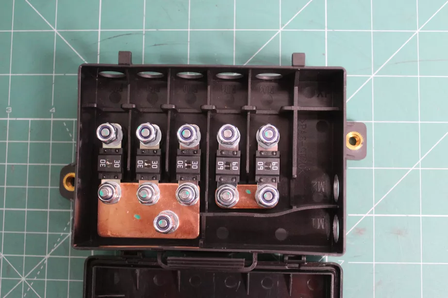 Блок предохранителей (у АКБ) SHAANXI, X3000 для грузовиков *