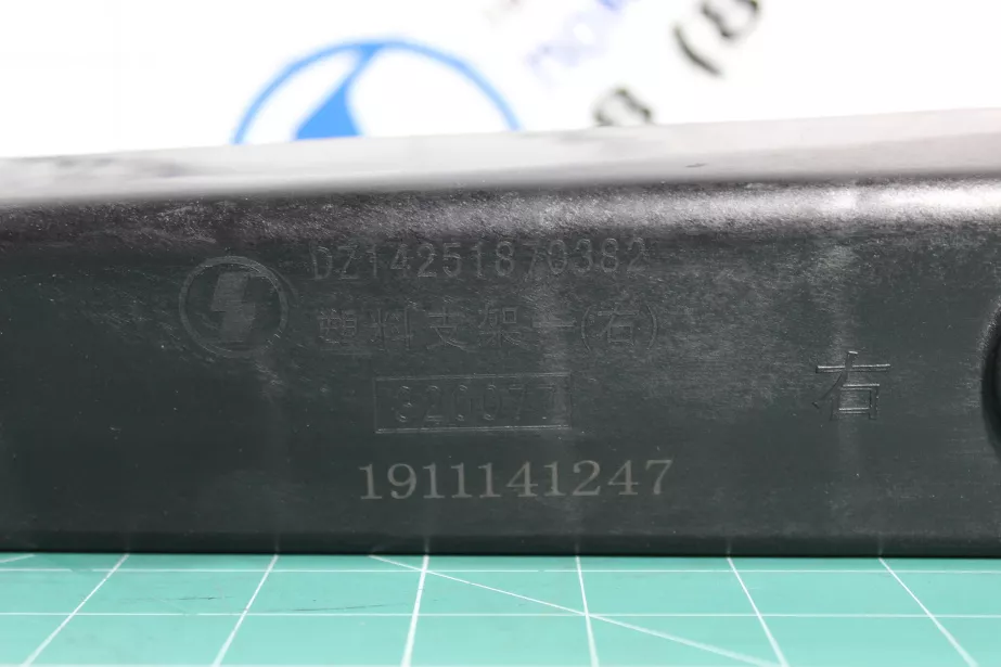 Кронштейн обтекателя кабины (R, верхний) SHAANXI, X5000 для грузовиков *