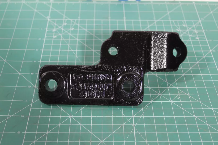 Кронштейн переднего стабилизатора к переднему мосту (L) SHAANXI, X3000, 6X6 для грузовиков *