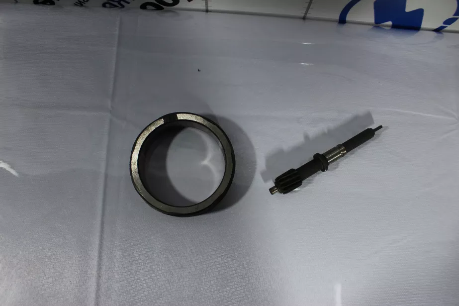 Вал шестерни привода спидометра + шестерня  (LF5/LF5 ) SHAANXI. для грузовиков *