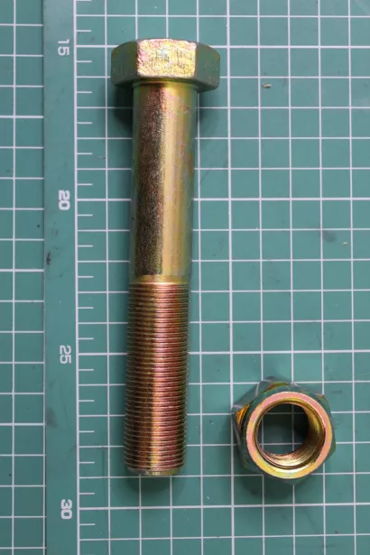 Болт крепления реактивной штанги D20, L130, (с гайкой) HOWO для грузовиков *