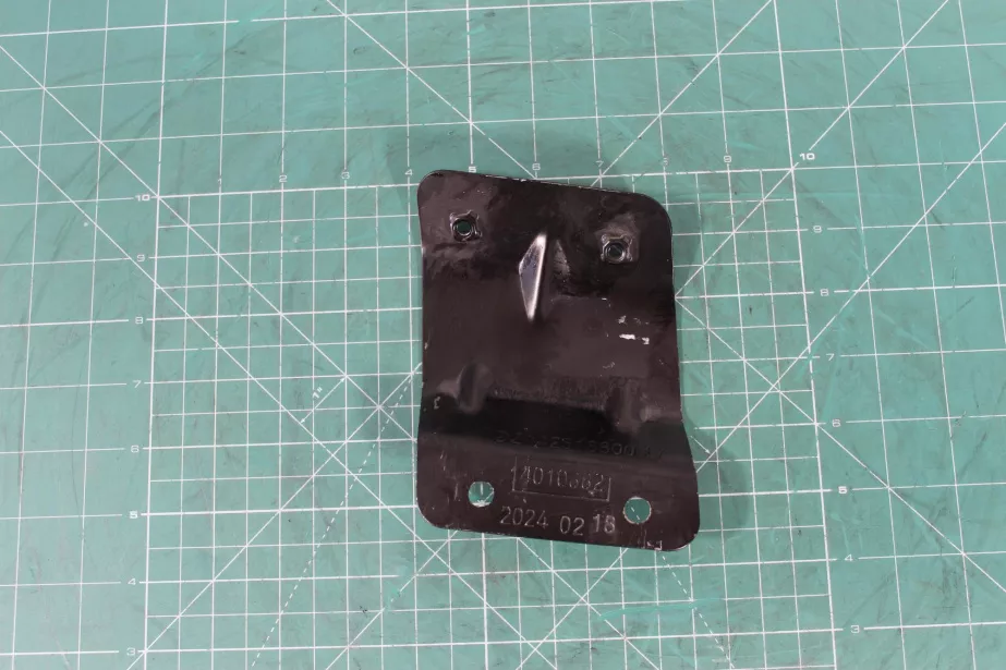 Кронштейн крепления козырька кабины (R) SHAANXI, X3000 для грузовиков *