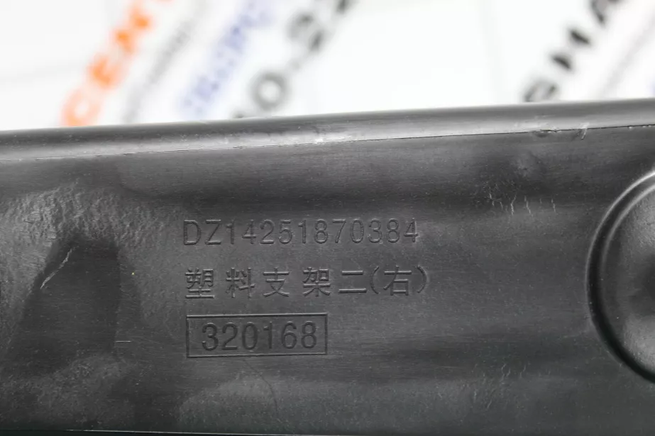 Кронштейн обтекателя кабины (R, средний) SHAANXI, X5000 для грузовиков *