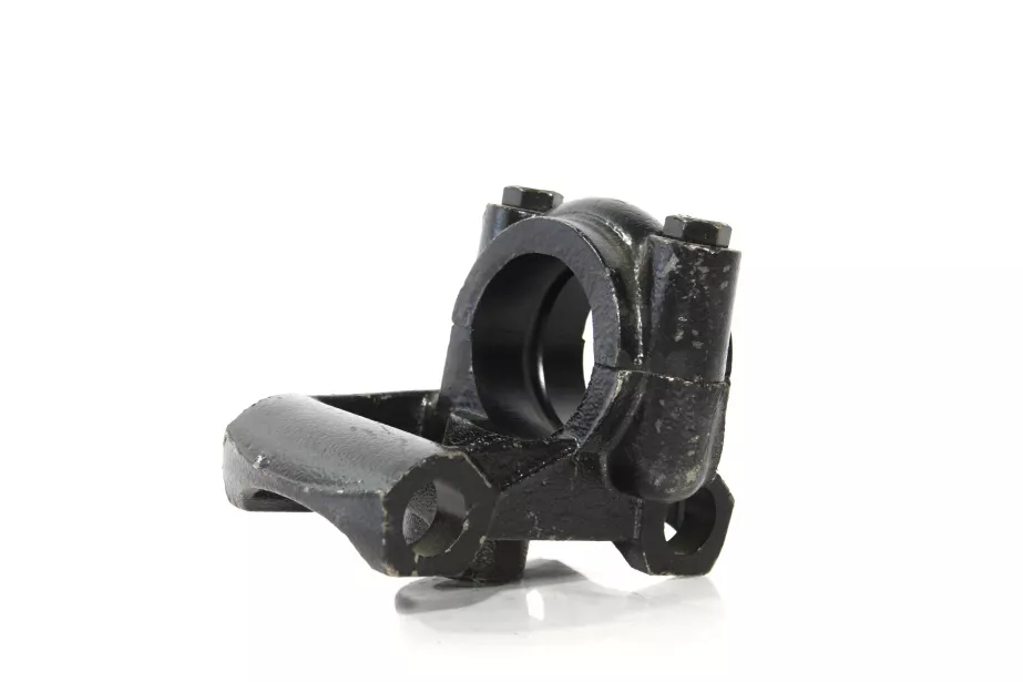 Кронштейн крепления переднего стабилизатора к передней балке (R) SHAANXI, F3000 для грузовиков *