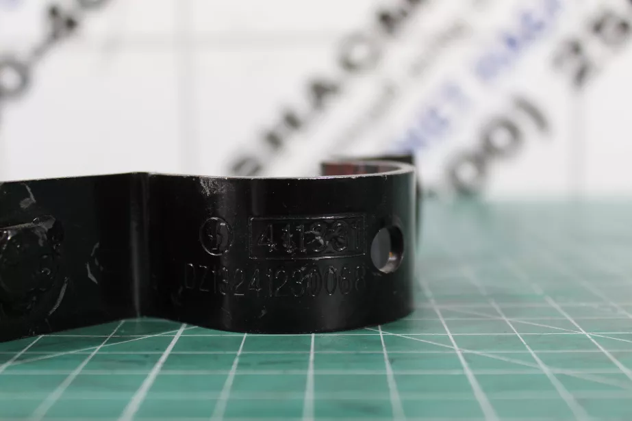 Кронштейн брызговика (Front, внешний, скоба) SHAANXI, X3000, (81.61243.5268) для грузовиков *