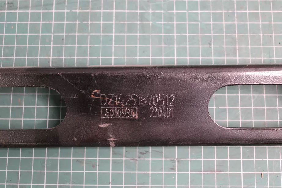 Кронштейн обтекателя кабины (Верхний, центральный) SHAANXI, X5000 для грузовиков *