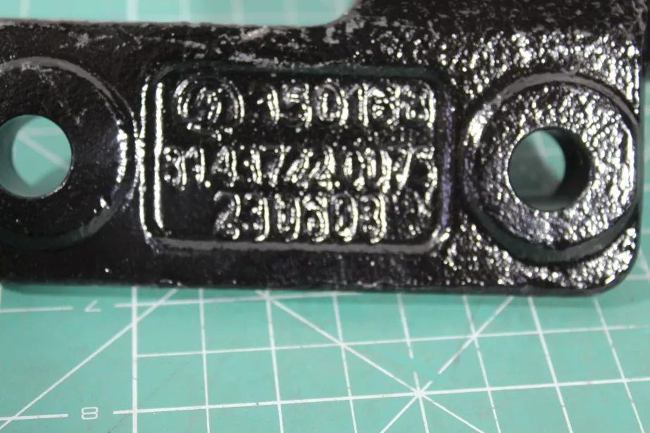 Кронштейн переднего стабилизатора к переднему мосту (L) SHAANXI, X3000, 6X6 для грузовиков *