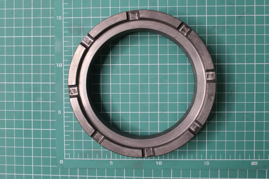 Гайка крышки сальника редуктора среднего моста SHAANXI, X3000, HDZ300, (HD90129321019). для грузовиков *