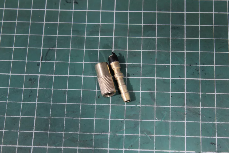 Наконечник шланга подкачки (Желтый, Металл, 6мм, накручивающийся) КНР для грузовиков *