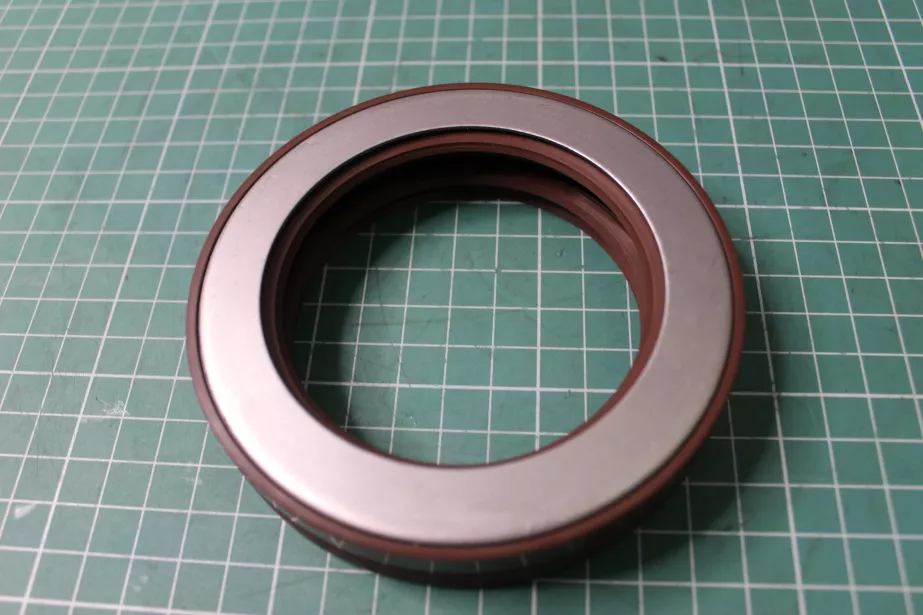 Сальник хвостовика переднего моста (77*111*22) SHAANXI, X3000 для грузовиков *