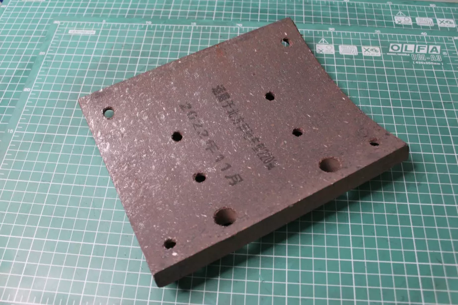 Накладка тормозная (Rear, 8 отверстий) QINYAN, F3000 для грузовиков *