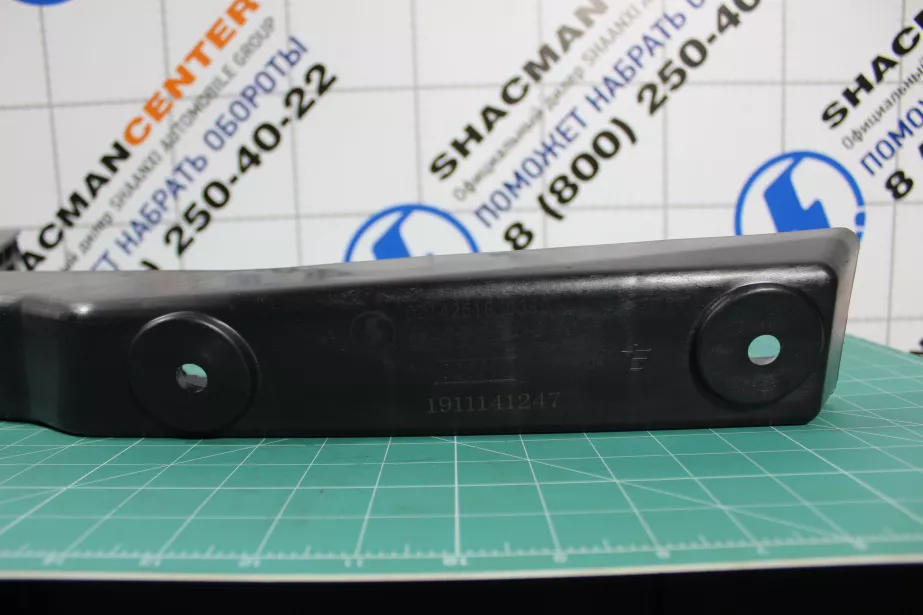 Кронштейн обтекателя кабины (R, верхний) SHAANXI, X5000 для грузовиков *