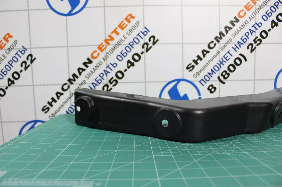 Кронштейн обтекателя кабины (R, верхний) SHAANXI, X5000 для грузовиков *