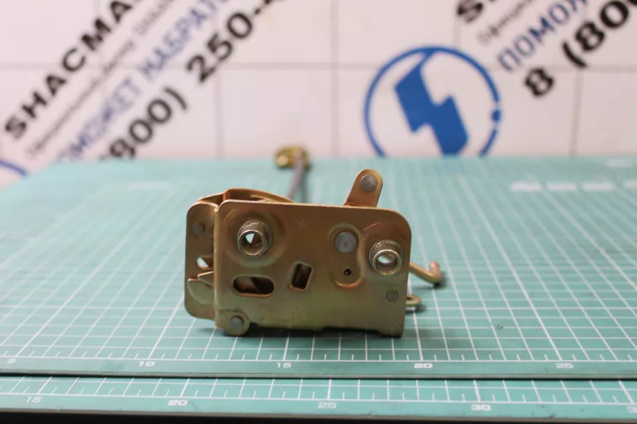 Замок двери  (L, тяга, жёлтый шилдик) HOWO для грузовиков *