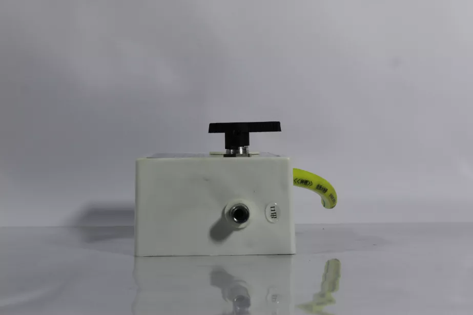 Кран воздушный 3-х ходовой (с манометром, для промывки емкости) SHAANXI, F3000, X3000 для грузовиков *