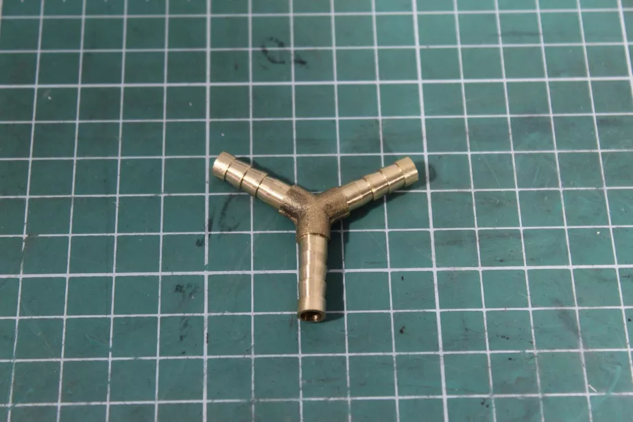 Соединение для шланга Y-образное латунь 06мм (тройник) КНР для грузовиков *