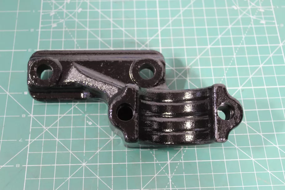 Кронштейн переднего стабилизатора к переднему мосту (L) SHAANXI, X3000, 6X6 для грузовиков *