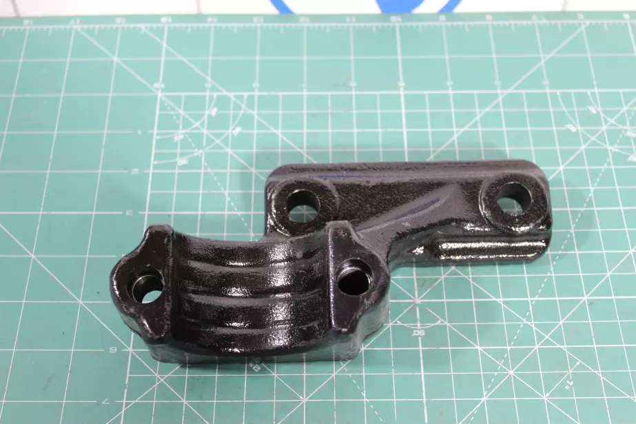 Кронштейн переднего стабилизатора к переднему мосту (R) SHAANXI, X3000, 6X6, (81.43722.0074) для грузовиков *