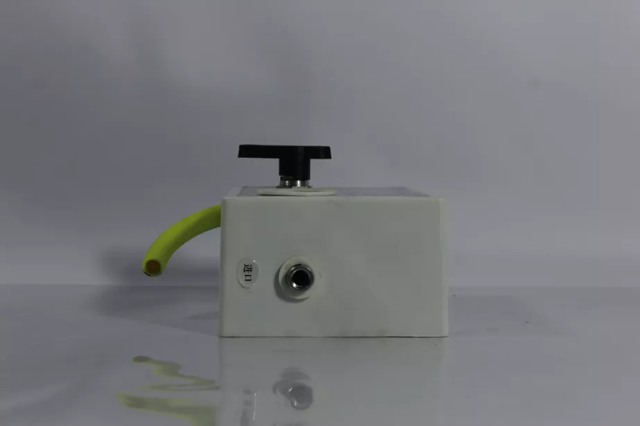 Кран воздушный 3-х ходовой (с манометром, для промывки емкости) SHAANXI, F3000, X3000 для грузовиков *