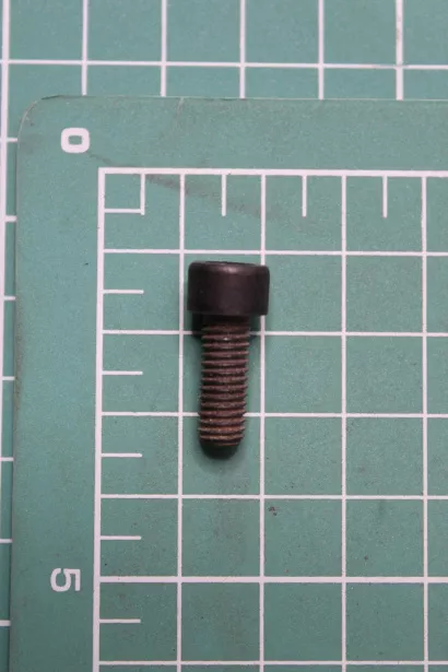 Болт крепления шайбы оси коромысла HOWO для грузовиков *