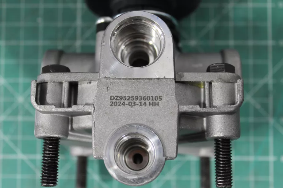 Клапан воздушный тормозной (ускорительный) SHAANXI, X3000, X6000 для грузовиков *