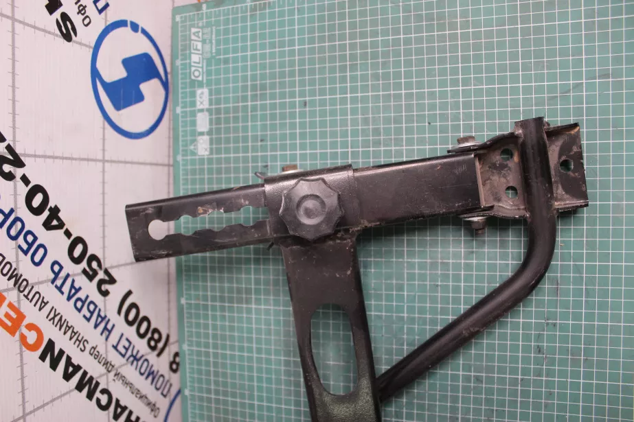 Кронштейн обтекателя кабины (Верхний, центральный) SHAANXI, X5000 для грузовиков *